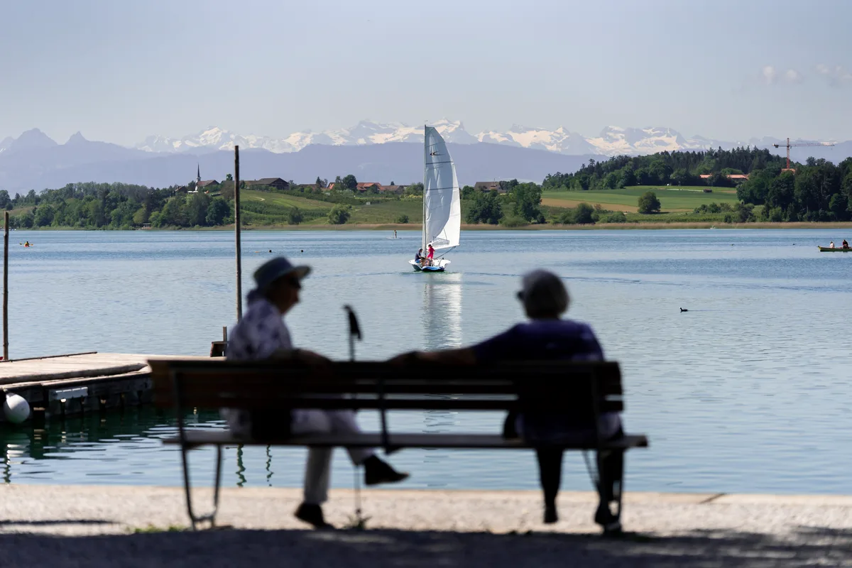 Zwei Menschen auf einer Bank am Pfäffikersee, sie halten Abstand.